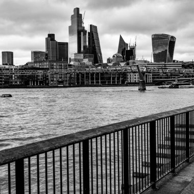 Londra İngiltere 2 Ocak 2022, Londra Ticaret Bölgesi Skyline Yüksek Binaları ve Thames Nehri Önplanda
