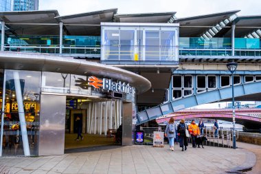 Londra İngiltere 2 Ocak 2022, Blackfriars Ana Hattı Mimari ve Tasarımı Londra Tren İstasyonu Southbank Girişi