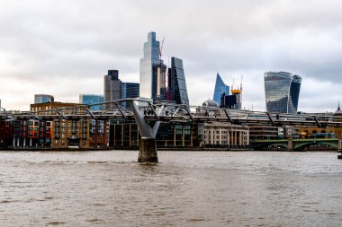 Londra İngiltere 2 Ocak 2022, Thames Nehri ve Millennium Köprüsü ile Londra Merkez Ticaret Merkezi üzerinden Görünüm