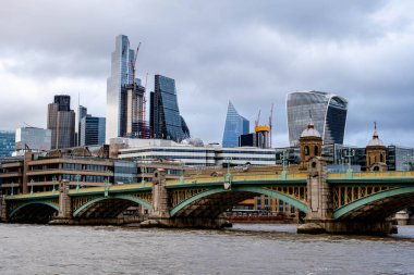 Londra İngiltere 2 Ocak 2022, Londra Skyline Thames Nehri Blackfriars Köprüsü 'nden yükselen bir grup modern gökdelen ticari binası ile