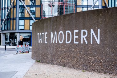 Londra İngiltere 2 Ocak 2022, Tate Modern Sanat Galerisi Southwark Londra Tabelasının Duvarda İnsansız Boyalı