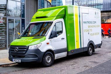 Londra İngiltere 2 Ocak 2022, John Lewis Waitrose Süpermarket Eve Teslimat Minibüsü Yiyecek ve Yiyecek Teslimatı