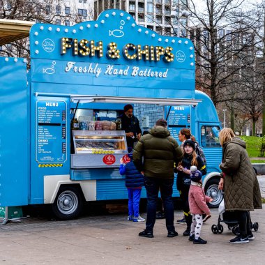 Londra İngiltere 2 Ocak 2022, İnsanlar yemek siparişi için gezici bir balık ve Chip Van 'ın önünde kuyruğa giriyor