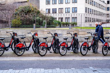 Londra İngiltere 2 Ocak 2022, Park halindeki Santander 'ın yanından geçen iki kişi Waterloo Londra Bisikletlerini kiraladı