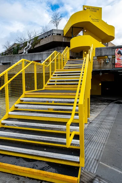 Londres Inglaterra Reino Unido Enero 2022 Brightly Painted Yellow Staircase —  Fotos de Stock