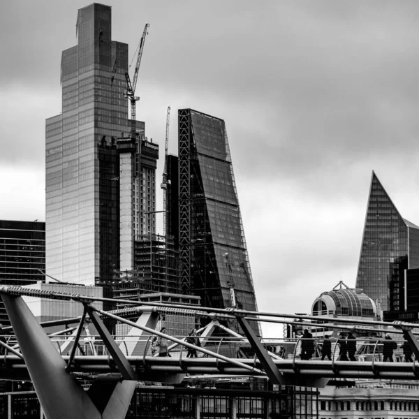 英国伦敦2022年1月2日 环视伦敦市中心 泰晤士河商业天际线和千禧桥 — 图库照片
