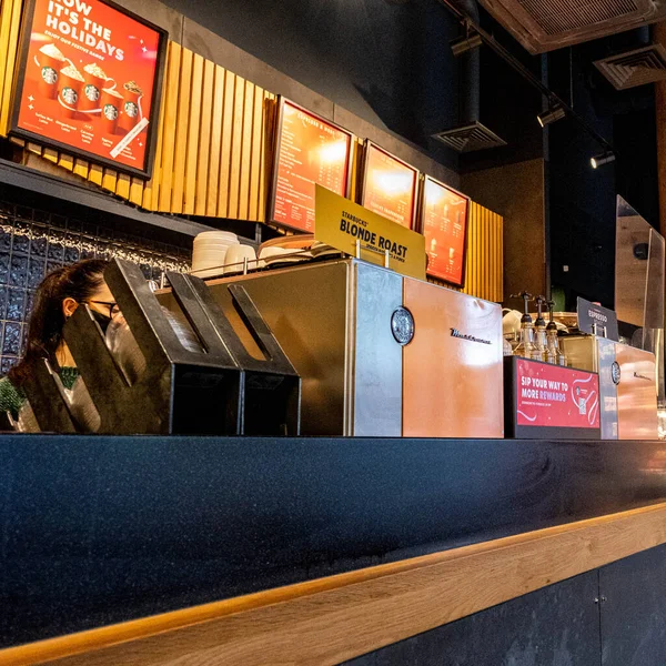 London England Ηνωμένο Βασίλειο Ιανουάριος 2022 Serving Counter Starbucks Coffee — Φωτογραφία Αρχείου
