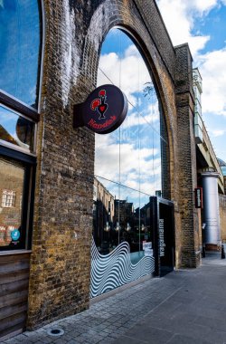 Londra İngiltere, 29 Ocak 2022 Wagamama Dükkanı Penceresi Mavi Gök ve Bulutlar ve İnsansız Nando Restoranı Tabelasını Yansıtıyor