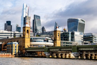 Londra İngiltere, 29 Ocak 2022, Cannon Caddesi Thames Nehri üzerindeki tren köprüsü Londra şehrinin finansal bölgesi Skyline 'ın arkasında
