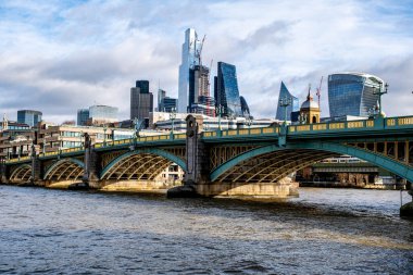 Londra İngiltere, 29 Ocak 2022, Londra Financial District Skyline Southwark Bridge Over River Thames