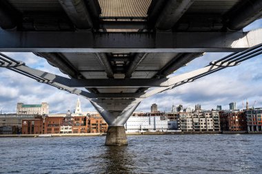 Londra İngiltere, 29 Ocak 2022, Millennium Köprüsü yaya yolu Thames Nehri 'ni geçen güney Londra Bankası