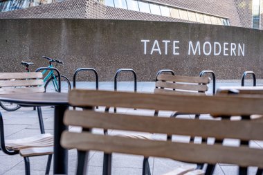 Londra İngiltere, 29 Ocak 2022, Tate Modern Tabelayı Duvara Boyanmış Dışarısı Oturaklı ve İnsansız