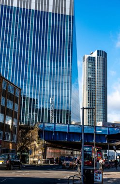 Londra İngiltere, 29 Ocak 2022, Modern İç Şehir Mimarisi Southwark Londra Yükselen Gökdelenler ve Geleneksel Binalar