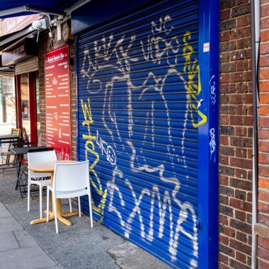 Londra İngiltere, 29 Ocak 2022, Mavi Güvenlik Kapalı Kahve Dükkanı Kilitli ve Grafiti İnsansız