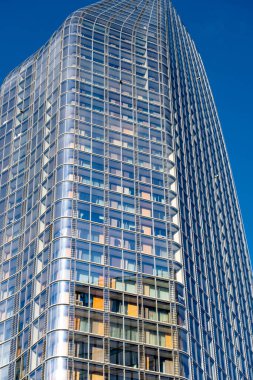 Londra İngiltere, 29 Ocak 2022, The Boomerang or vazo Residential Building Bankside London Against A Blue Sky