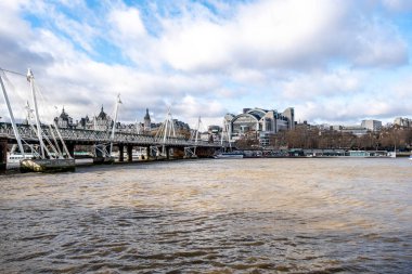 Londra İngiltere 29 Ocak 2022, Kömürleşme İstasyonu Binası ve Hungerford Köprüsü ve Altın Jübile Köprüsü