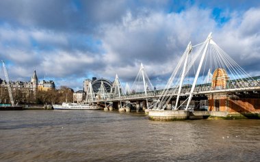 Londra İngiltere, 29 Ocak 2022, Çelik Destek Yapısı Altın Jübile Köprüsü Yayaları Thames Nehri 'ni geçiyor