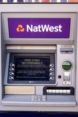 Epsom Surrey UK, 27 Şubat 2022, NatWest Bank Otomatik ATM Para Harcama Makinesi İnsansız Yakın