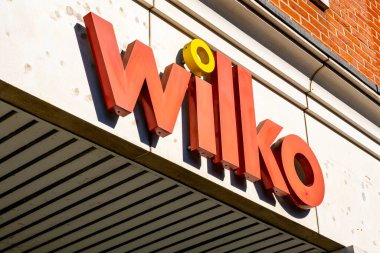Epsom Surrey UK, 27 Şubat 2022, Wilko İndirimli Süpermarket İşareti veya İnsansız Logo