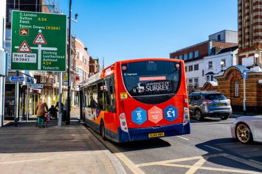 Epsom Surrey UK, 27 Şubat 2022, Tek Güverte Kırmızı Otobüs Mavi Gökyüzünün Altında Durdu