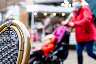 Epsom Surrey London UK, Mart 03 2022, İnsanlar ya da Alışverişçiler Açık Hava Piyasası Pazarlamacılarının önünden geçiyor