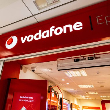 Epsom Surrey London UK, 9 Mart 2022, Vodafone Cep Telefonu High Street Front and Logo