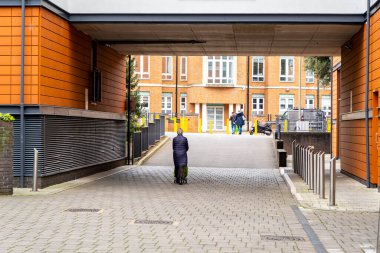 Epsom Surrey London UK, Mart 16 2022, Bir Köprü Altında Tek Başına Yürüyen Kadın