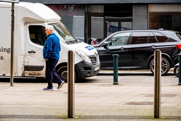 Epsom Surrey London Wielka Brytania Marca 2022 Single Man Walking — Zdjęcie stockowe