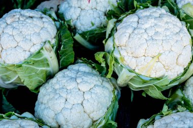 Epsom Surrey İngiltere, 17 Mart 2022, Yığınla Yığın veya Pişmemiş İnsansız Çiğ Karnabahar