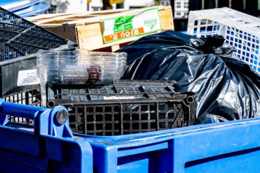 Epsom Surrey London UK, 17 Mart 2022, Wheelie Bin Dolu Çöp Toplanmayı Bekliyor