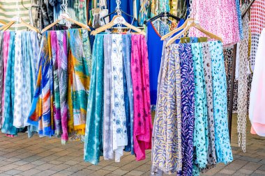 Epsom Surrey London UK, 17 Mart 2022, Market Oyalama Moda Satış Moda Kadınları Giysileri