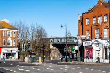 Epsom Surrey London UK, 18 Mart 2022, Dreams Bedding Shop Girişi Sessiz Boş Ana Cadde