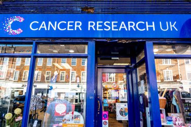 Epsom Surrey London UK, 19 Mart 2022, Kanser Araştırması UK High Street Charity Shop Girişi İnsansız