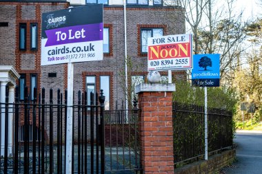 Epsom Surrey İngiltere, 19 Mart 2022, Emlakçı Konut ve Satış için Ev Alanlarının Önüne İmzaladı