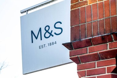 Epsom Surrey İngiltere, 21 Mart 2022, Marks ve Spencer İşaret Tabelaları İnsansız Tuğla Yapısı Karşıtı
