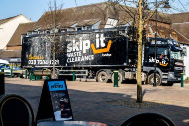 Epsom Surrey London UK, 21 Mart 2022, Lorry 'nin Kafe Nero' nun dışında insan olmadan atık taşıdığını söyledi.
