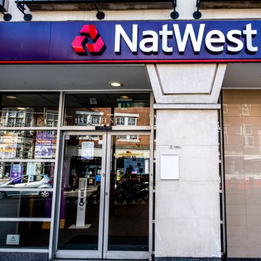 Epsom Surrey London UK, 21 Mart 2022, NatWest National Westminster Bank High Street Branch Girişi İnsansız