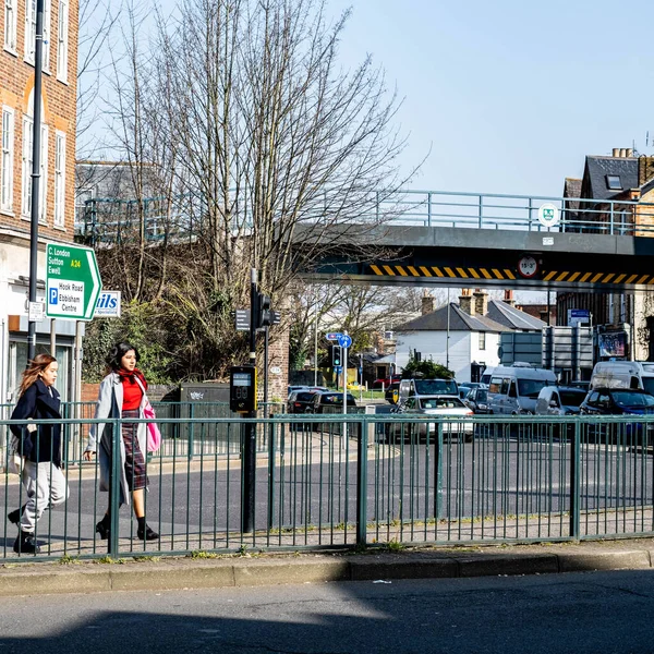 Epsom Surrey London Großbritannien März 2022 Zwei Junge Frauen Überqueren — Stockfoto