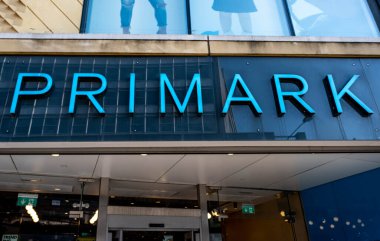 Kingston-Upon-Thames, Kingston Londra 23 Mart 2022, Primark High Street Perakende Ticaret Logosu