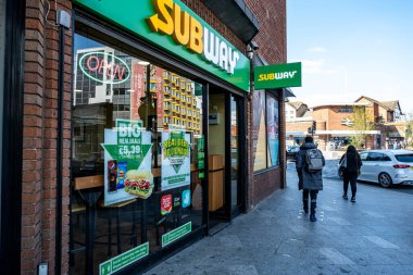 Kingston-Upon-Thames, Kingston Londra 23 Mart 2022, Metro High Street Fast Food Perakendecisi