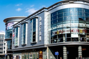 Kingston-Upon-Thames, Kingston Londra, 23 Mart 2022, Odeon Sinema Kompleksi ve Kun Fu Çin Restoranı Dış Binası