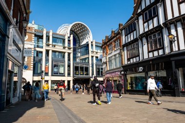 Kingston-Upon-Thames, Kingston London İngiltere, 23 Mart 2022, Bentall Alışveriş Merkezi 'nin dışında Yaya Alanı boyunca Yürüyen İnsanlar veya Alışverişçiler