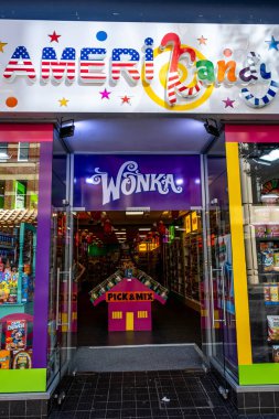 Kingston-Upon-Thames, Kingston Londra 23 Mart 2022, American Style High Street Temalı İnsansız Şeker Dükkanı