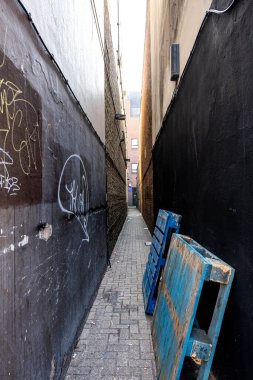 Kingston-Upon-Thames, Kingston Londra 23 Mart 2022, Dar Şehir Sokak ya da Ahşap Paletler ve İnsansız Geçit