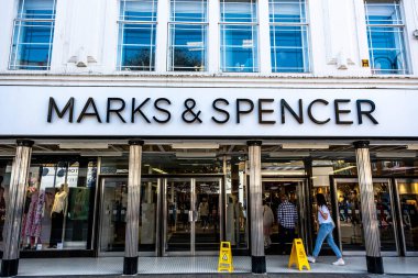Kingston-Upon-Thames, Kingston Londra 23 Mart 2022, Marks and Spencer Mağaza Girişi