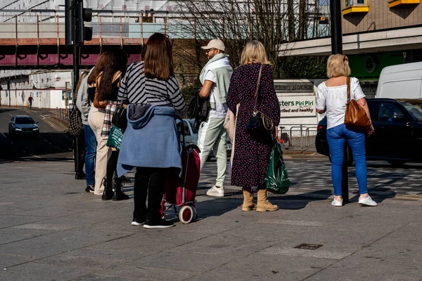 Kingston Thames Kingston London Marca 2022 Grupa Osób Stojących Czacie — Zdjęcie stockowe