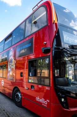 Kingston-Upon-Thames, Kingston London UK, 23 Mart 2022, Red Double Decker Londra Otobüs Taşıma Servisi