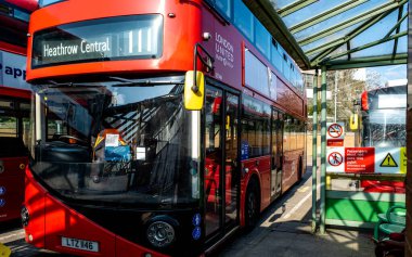 Kingston-Upon-Thames, Kingston Londra 23 Mart 2022, Red Double Decker Otobüs Durağı Kingston Otobüs İstasyonu