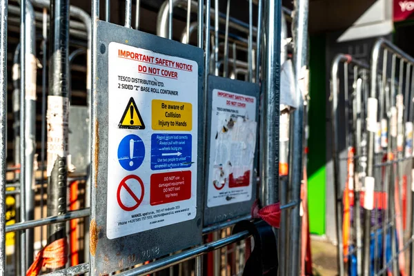 Kingston-Upon-Thames, Kingston London İngiltere, 23 Mart 2022, Yük Çelik Taşımacılık Taşımacılığı Trolleri Kişisel Güvenlik İhbarnamesi