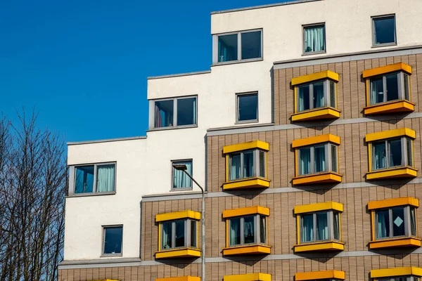 Kingston-Upon-Thames, Kingston London UK, 23 Mart 2022, Konut Konaklama Binası Dış Tasarım: Mavi Gökyüzüne Karşı Modern Tasarım Modeli